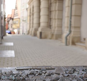 Tastmodell vor Rathaus-Arkaden mit Weg